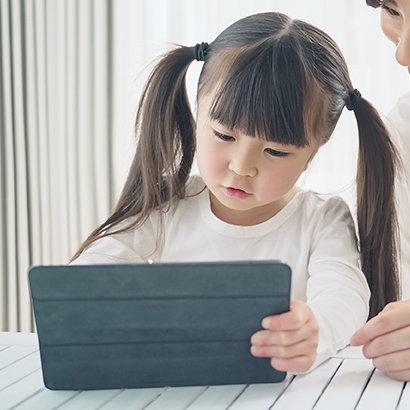 タブレット学習をする女の子