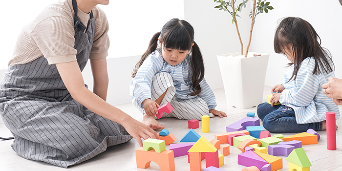 おもちゃで遊ぶお子さま