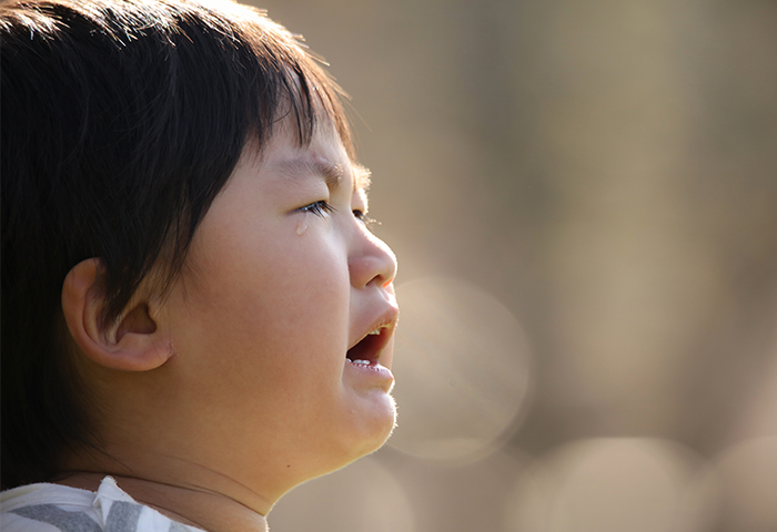 泣いている子供