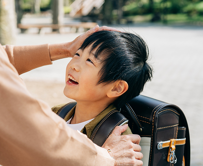 頭を撫でられている男の子