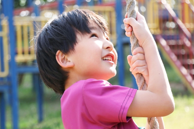 遊具で遊ぶ男の子