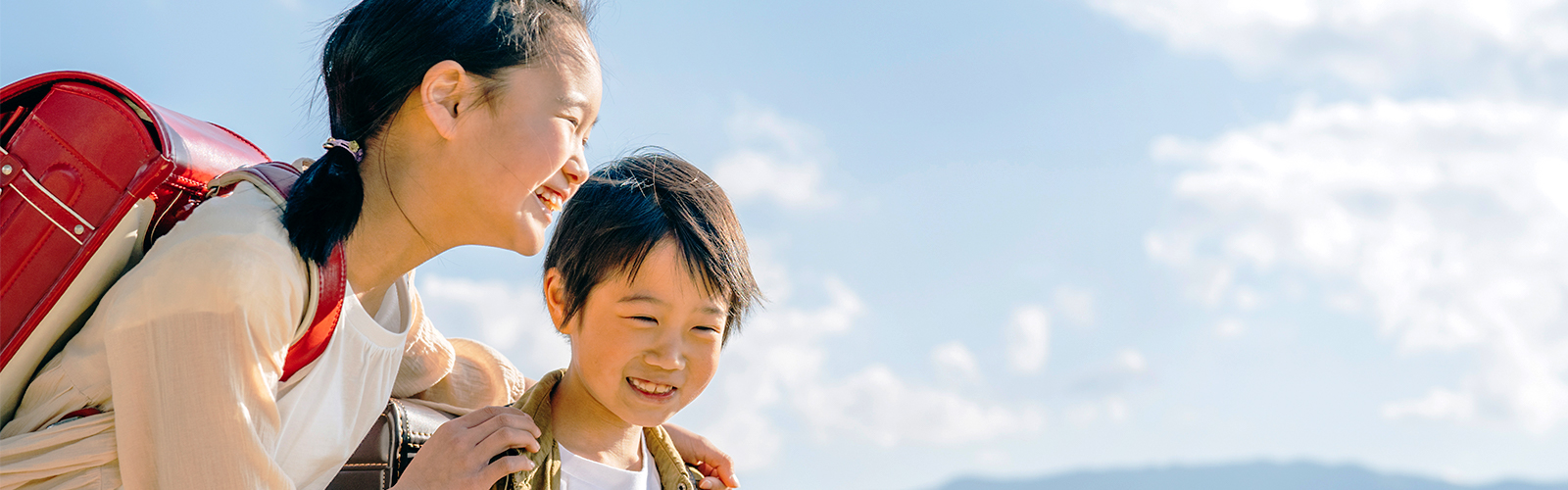 笑顔の小学生二人